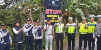 Jasa Raharja Magelang Bersama Dirlantas Polda Jateng Pasang Spanduk Himbauan di Lokasi ‘Blackspot’ Wonosobo di Lokasi 'Blackspot' Wonosobo