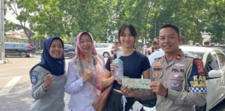 Perkuat Kolaborasi, Jasa Raharja Bandung Bersama Tim Pembina Samsat Kawaluyaan Lakukan Pemeriksaan PKB dan SWDKLLJ di Pasar Kreatif Bandung di Pasar Kreatif Bandung