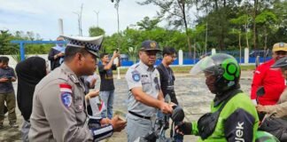 Jasa Raharja Kepri Beri Souvenir untuk Wajib Pajak di Razia Gabungan Batam di Razia Gabungan Batam