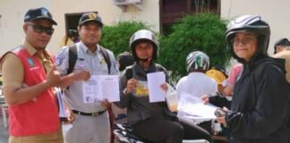 Jasa Raharja Kepri Dukung Program Pemutihan Pajak dengan Bagikan Minyak Goreng kepada Wajib Pajak di Samsat Tanjung Batu Kundur di Samsat Tanjung Batu Kundur