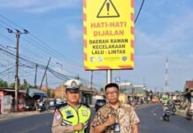 Jasa Raharja Kantor Pelayanan Cikarang Bersama Satlantas Polres Metro Bekasi Pasang Rambu Himbauan Keselamatan di Titik Rawan Kecelakaan Lalu Lintas di Titik Rawan Kecelakaan Lalu Lintas