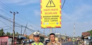 Jasa Raharja Kantor Pelayanan Cikarang Bersama Satlantas Polres Metro Bekasi Pasang Rambu Himbauan Keselamatan di Titik Rawan Kecelakaan Lalu Lintas di Titik Rawan Kecelakaan Lalu Lintas