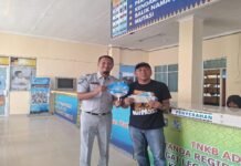 Petugas Jasa Raharja Samsat Siak Beri Apresiasi Wajib Pajak Bermotor jasa raharja riau