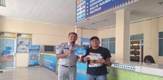 Petugas Jasa Raharja Samsat Siak Beri Apresiasi Wajib Pajak Bermotor jasa raharja riau