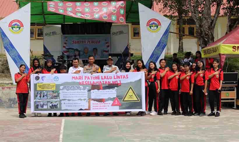 Jasa Raharja Turut Serta Melaksanakan Pemasangan Spanduk Edukasi di SMK 1 Kecamatan Balai Kabupaten Sanggau jasa raharja kalbar