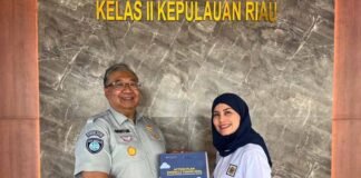 Jasa Raharja Kantor Wilayah Kepulauan Riau Serahkan Buku Action Plan SWDKLLJ Tahun 2024 kepada Kepala BPTD Kelas II Kepri kepada Kepala BPTD Kelas II Kepri
