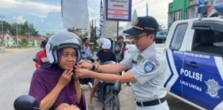 Jasa Raharja Sintang Bersama Forum Komunikasi Lalu Lintas Dorong Kesadaran Pengguna Jalan untuk Kurangi Risiko Fatalitas, Melalui Pembagian Helm Melalui Pembagian Helm