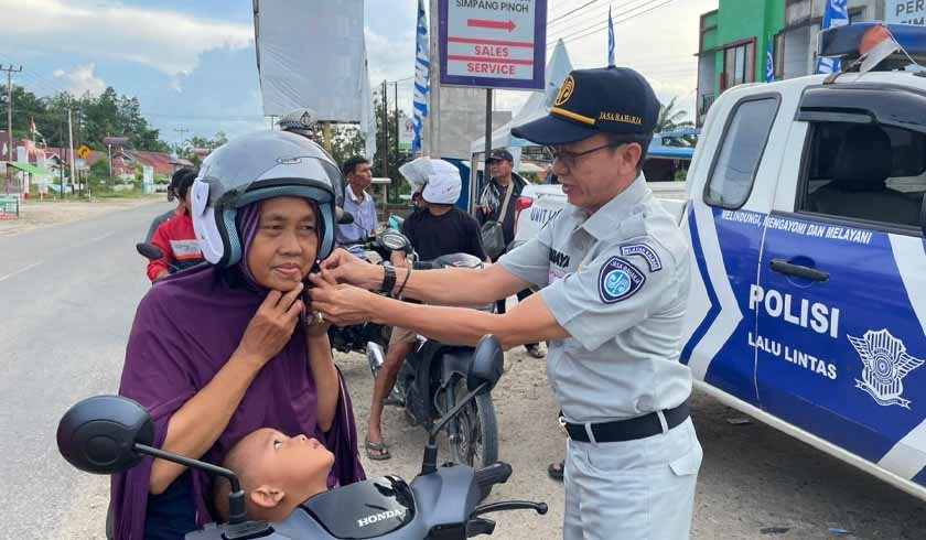 Melalui Pembagian Helm