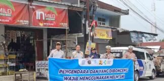 Jasa Raharja NTB Bersama Mitra Kerja Cegah Kecelakaan dengan Pemasangan Spanduk di Lombok Barat jasa raharja NTB