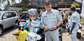 Jasa Raharja Kalbar Sosialisasikan Program Relaksasi Pembebasan Denda Pajak dan SWDKLLJ Saat kegiatan Operasi Zebra Kapuas 2025 Operasi Zebra Kapuas 2025