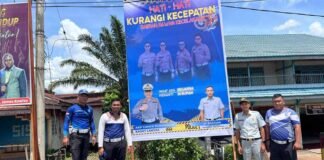 Tingkatkan Kewaspadaan Pengguna Jalan, Forum Komunikasi Lalu Lintas Kab.Kapuas Hulu Pasang Spanduk Himbauan di Titik Rawan Kecelakaan Pasang Spanduk Himbauan