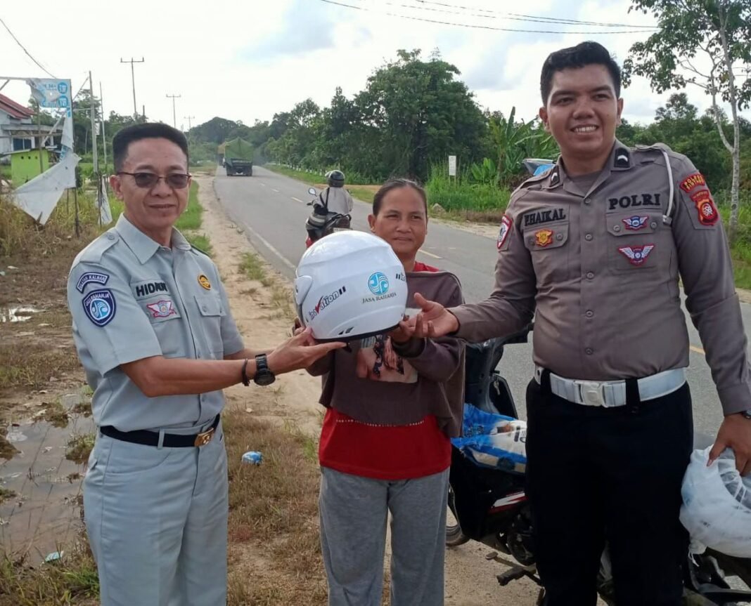 Pembagian Helm Berstandar SNI Kepada Pengguna Jalan