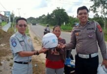 Forum Komunikasi Lalu Lintas Kab.Sintang Gelar Pembagian Helm Berstandar SNI Kepada Pengguna Jalan Pembagian Helm Berstandar SNI Kepada Pengguna Jalan