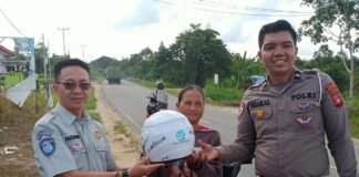 Forum Komunikasi Lalu Lintas Kab.Sintang Gelar Pembagian Helm Berstandar SNI Kepada Pengguna Jalan Pembagian Helm Berstandar SNI Kepada Pengguna Jalan