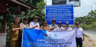 Tindak Lanjuti FKLL Singkawang, Jasa Raharja Pasang Rambu Jam Operasional Tronton di Gerbang Batas Singkawang di Gerbang Batas Singkawang