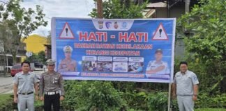 Sinergi Jasa Raharja Cabang Tarakan dan Kamsel Polresta Bulungan dalam Pemasangan Spanduk Himbauan di Titik Rawan Laka Lantas di Titik Rawan Laka Lantas