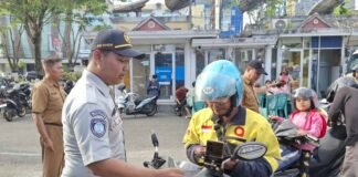 Tingkatkan Kepatuhan Wajib Pajak, Tim Pembina Samsat Balikpapan Laksanakan Operasi Gabungan di Titik Strategis Kota Balikpapan di Titik Strategis Kota Balikpapan