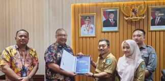 Jasa Raharja Kepri Serahkan Buku Action Plan SWDKLLJ Tahun 2024 kepada Kepala Bapenda Provinsi Kepulauan Riau jasa raharja kepri