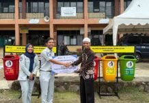 Jasa Raharja Sumbar Serahkan Tempat Sampah Terpilah kepada Yayasan An Najiyah Pasaman Barat sebagai Wujud Komitmen TJSL jasa raharja sumbar