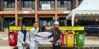 Jasa Raharja Sumbar Serahkan Tempat Sampah Terpilah kepada Yayasan An Najiyah Pasaman Barat sebagai Wujud Komitmen TJSL jasa raharja sumbar