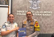 Jasa Raharja Sumatera Barat Serahkan Buku Action Plan SWDKLLJ kepada Dirlantas Polda Sumbar Perkuat Transformasi Pelayanan Polda Sumbar Perkuat Transformasi Pelayanan