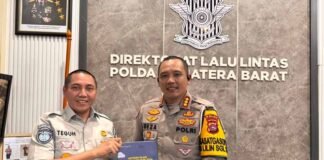 Jasa Raharja Sumatera Barat Serahkan Buku Action Plan SWDKLLJ kepada Dirlantas Polda Sumbar Perkuat Transformasi Pelayanan Polda Sumbar Perkuat Transformasi Pelayanan