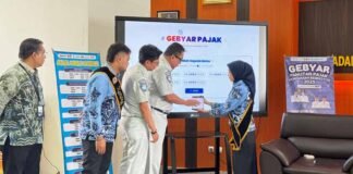 Samsat Banjarbaru dan Kotabaru Anugerahkan Penghargaan Taat Pajak serta Gebyar Panutan Pajak Kendaraan Bermotor Tahun 2025 Taat Pajak serta Gebyar Panutan