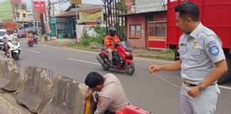 Jasa Raharja dan Polresta Tangerang Gelar Aksi Keselamatan Jalan Raya Melalui Pemasangan Stiker Reflektor di Pembatas Jalan Kabupaten Tangerang di Pembatas Jalan Kabupaten Tangerang