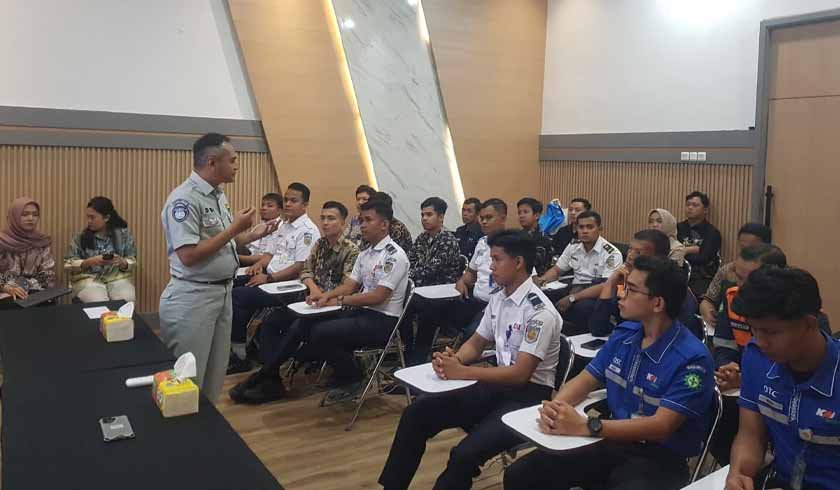di Stasiun KAI Kota Padang