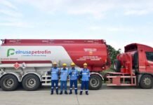 Komitmen Pelayanan Energi, Awak Mobil Tangki Pertamina Tetap Salurkan BBM di Tengah Tantangan Banjir dan Longsor di Tengah Tantangan Banjir dan Longsor