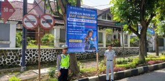 Satlantas Polres Temanggung Bersama Jasa Raharja Magelang Kembali Laksanakan Pemasangan Himbauan di Titik Rawan Kecelakaan di Titik Rawan Kecelakaan