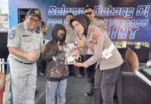 Kepala PT Jasa Raharja Cabang Tasikmalaya Bersama Kasubdit Kamsel Polda Jabar Bagikan Souvenir kepada Wisatawan di Pos Pelayanan Terpadu Pangandaran jasa raharja jabar