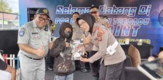 Kepala PT Jasa Raharja Cabang Tasikmalaya Bersama Kasubdit Kamsel Polda Jabar Bagikan Souvenir kepada Wisatawan di Pos Pelayanan Terpadu Pangandaran jasa raharja jabar