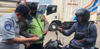 Tim Pembina Samsat Karawang Gelar Operasi Gabungan Penertiban Pajak Kendaraan Di Simpang RMK jasa raharja jabar