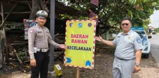 Jasa Raharja Pati dan Polresta Pati Pasang Papan Himbauan Keselamatan di Titik Black Spot Tayu jasa raharja jateng