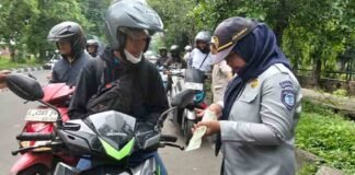 Dorong Ketertiban Pajak dan Perlindungan Lalu Lintas, Jasa Raharja Kolaborasi Dengan UPT Surabaya Barat Gelar Operasi Gabungan Di Margomulyo Surabaya jasa raharja jatim