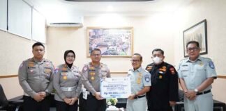 Jasa Raharja Kalsel Serahkan Bantuan TJSL untuk Dukung Program Safety Riding Ditlantas Polda Kalsel jasa raharja kalsel
