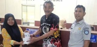 Dukung Kepatuhan Pajak Kendaraan, Jasa Raharja Beri Souvenir untuk Wajib Pajak Patuh di Samsat Sinjai jasa raharja sulsel