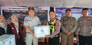 Dukung Pengamanan Nataru 2025, Jasa Raharja Sumbar Berikan Bingkisan kepada Petugas Pos PAM Lembah Anai jasa raharja sumbar