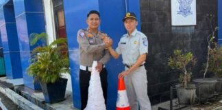 Jasa Raharja Sumbar Dukung Pengamanan Nataru di Pantai Carocok melalui Penyerahan Parcel dan Sarana Pendukung Lalu Lintas jasa raharja sumbar