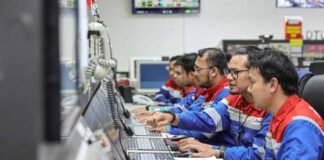 Pekerja Kilang Pertamina Tetap Siaga di Balik Panel Kontrol Saat Idulfitri Pekerja Kilang Pertamina
